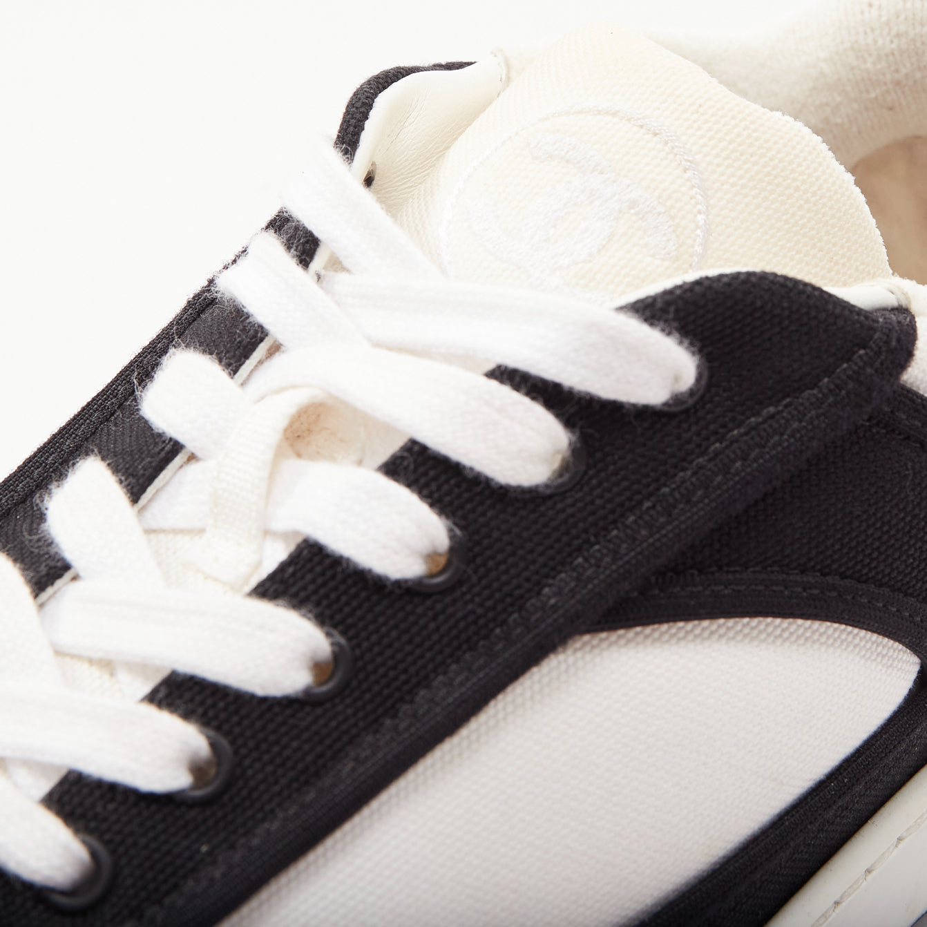 Chanel CC Logo Sneakers - Detail 2