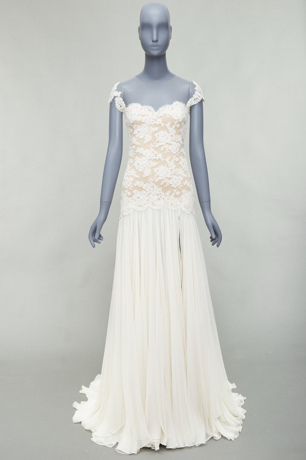 Reem Acra Lace Silk Wedding Gown - Image 13