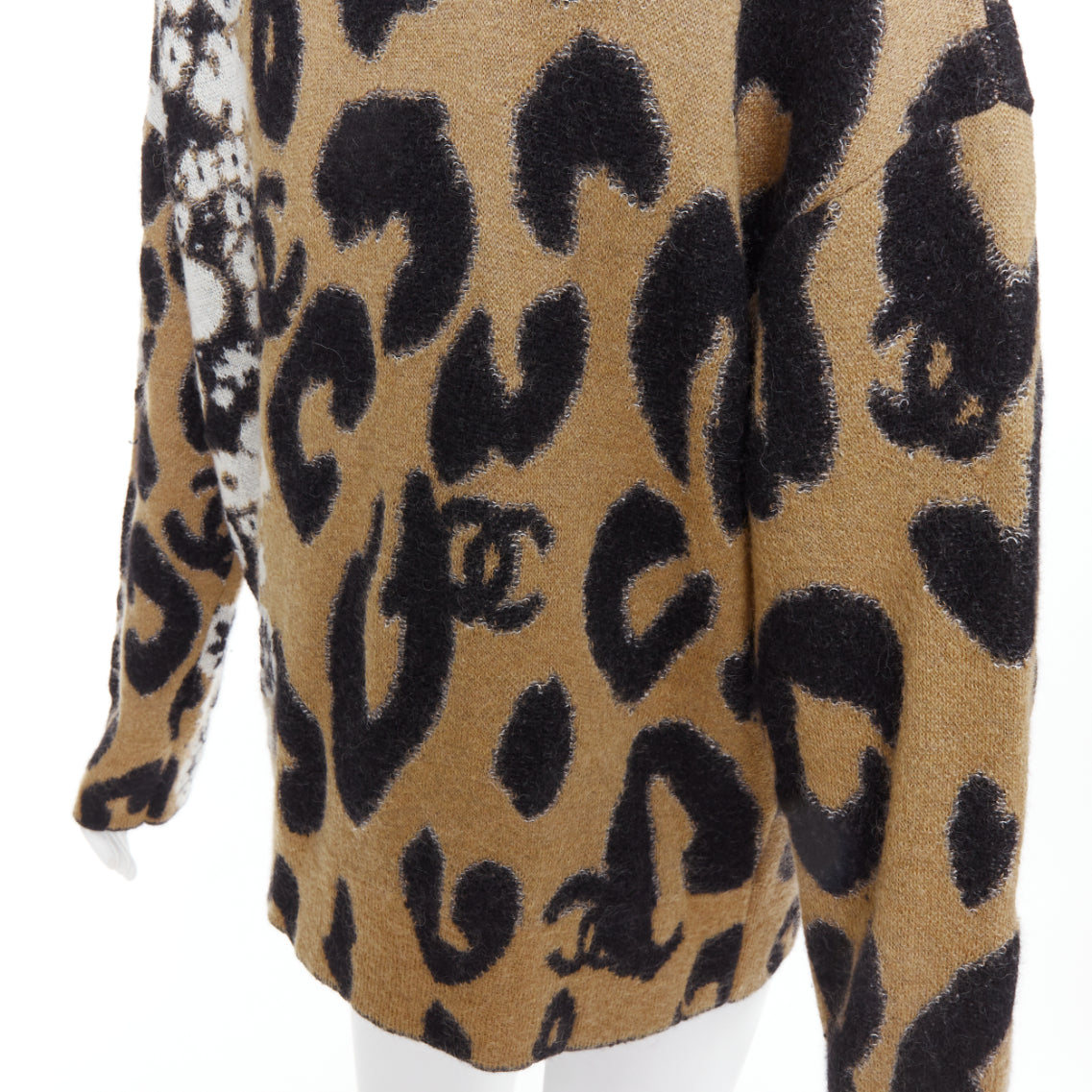 Chanel CC Logo Cardigan - Image 10