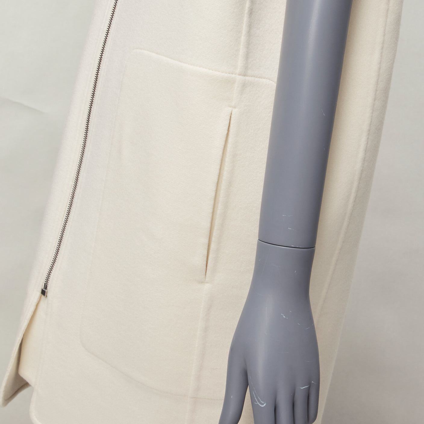 Hermès Cream Ribbed Sleeveless Coat - Image 11