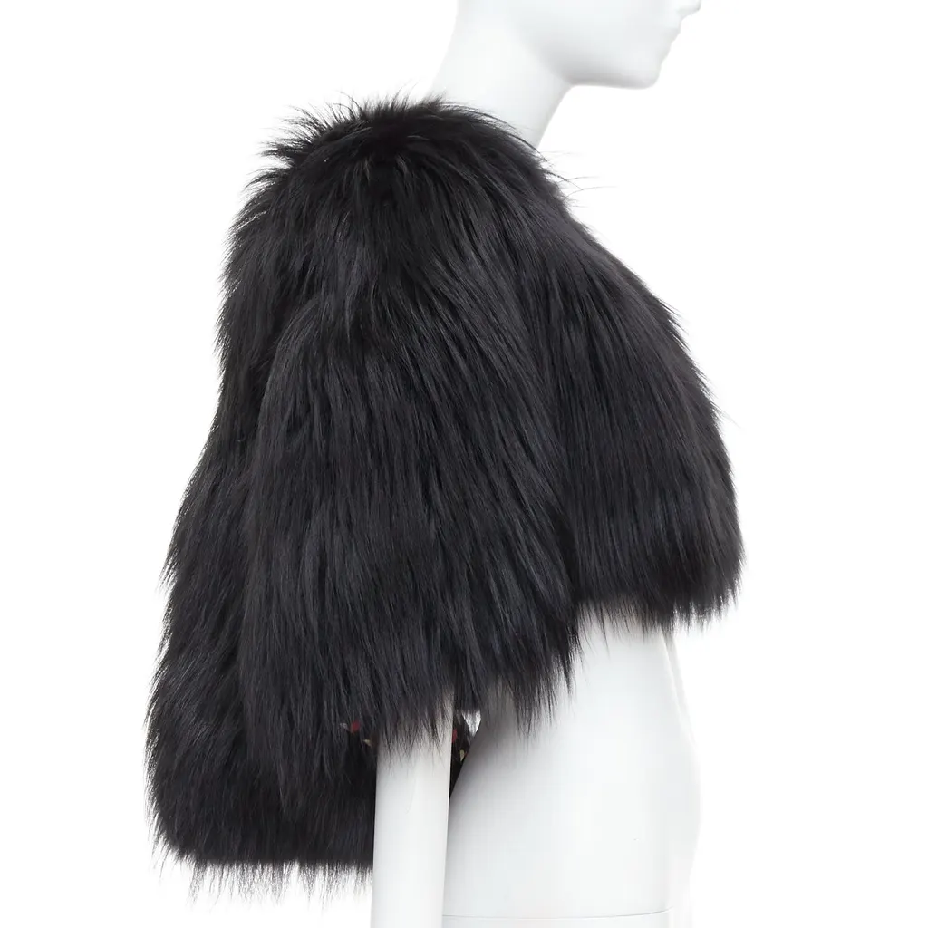 Louis Vuitton Black Fox Fur Cape Black Fur Very good - Model View
