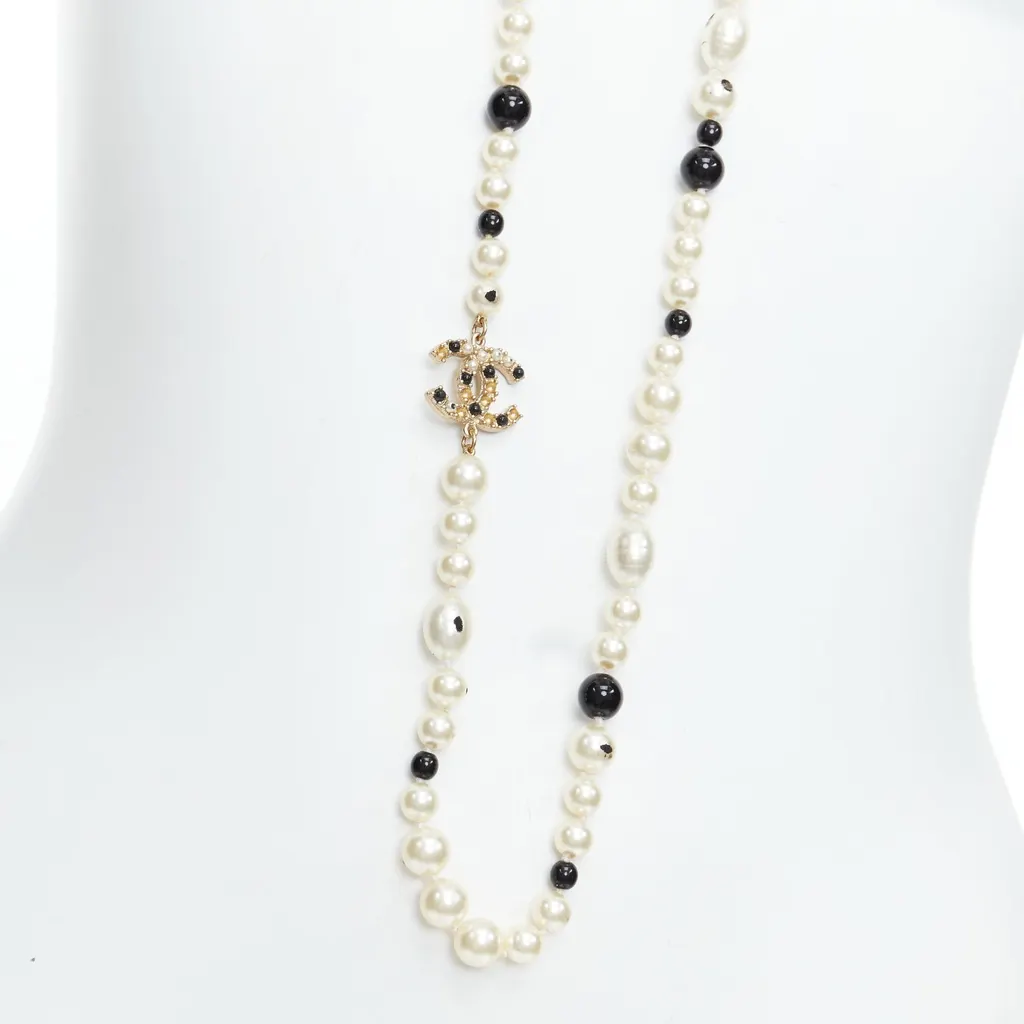 Chanel Camelia Pearl Necklace Black Pearl Good - Model View