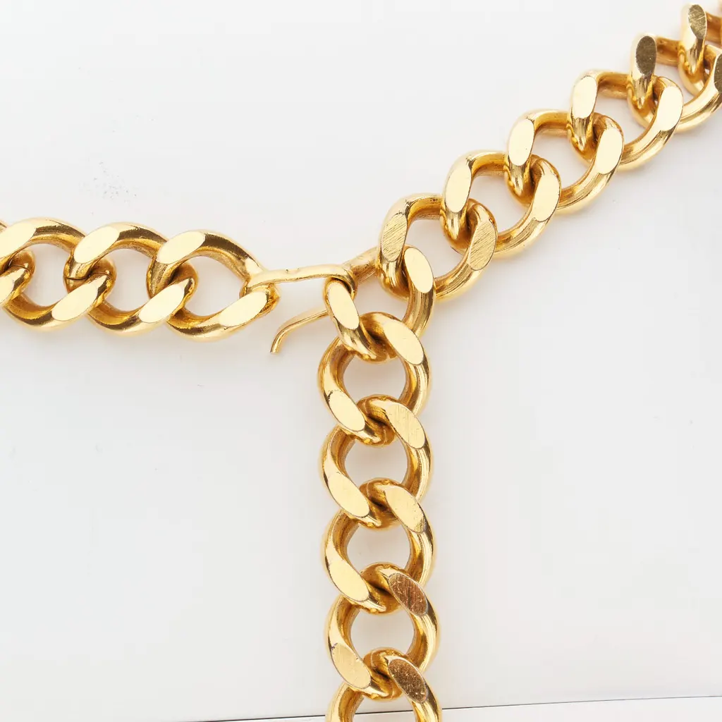 Chanel CC Coin Chain Belt Gold Metal Very good - Model View