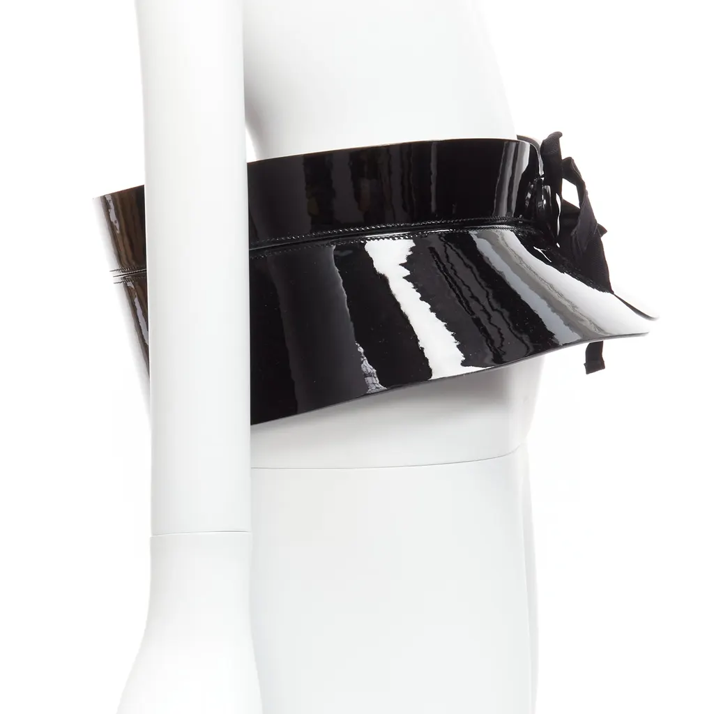 Louis Vuitton Cowhide Gold Buckle Belt Black Very good - Model View