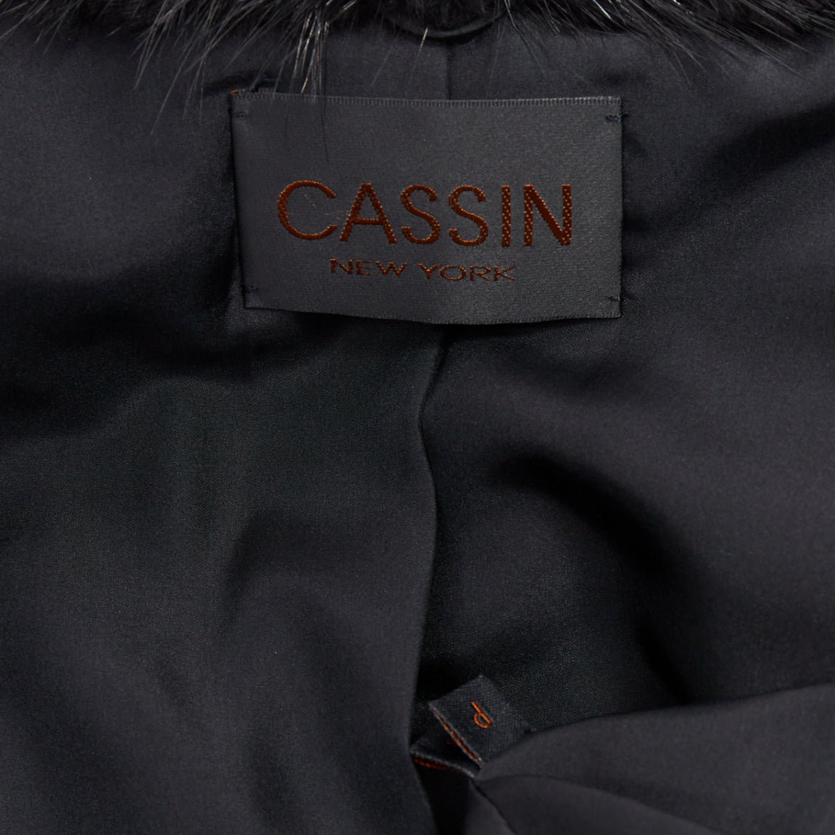 Unsigned / متعددة Brown Fur Hook Coat - Image 11