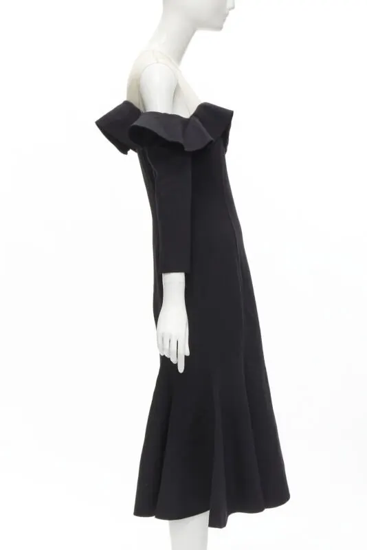 Oscar De La Renta Ruffle Flute Dress Black Wool Never worn - Model View