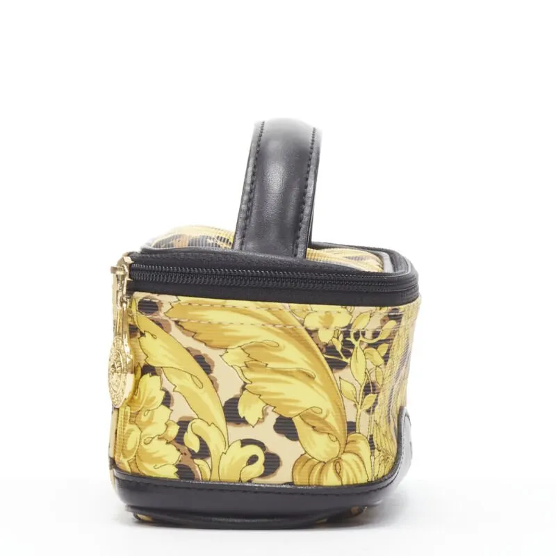 Gianni Versace Gold M Wristlet Gold Very good - Model View