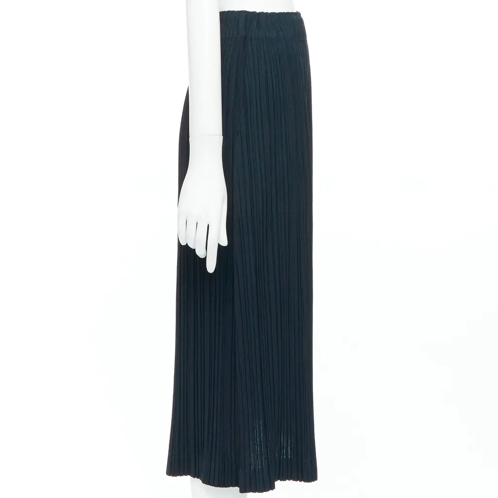 Issey Miyake Pleated Wool Skirt Black Wool Very good - Model View