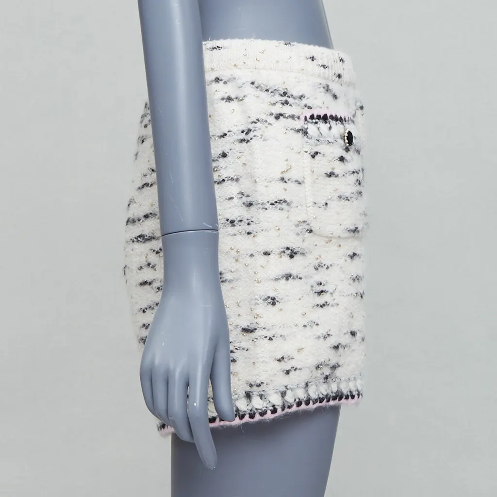 Chanel Tweed Knit Shorts Beige Wool Very good - Model View