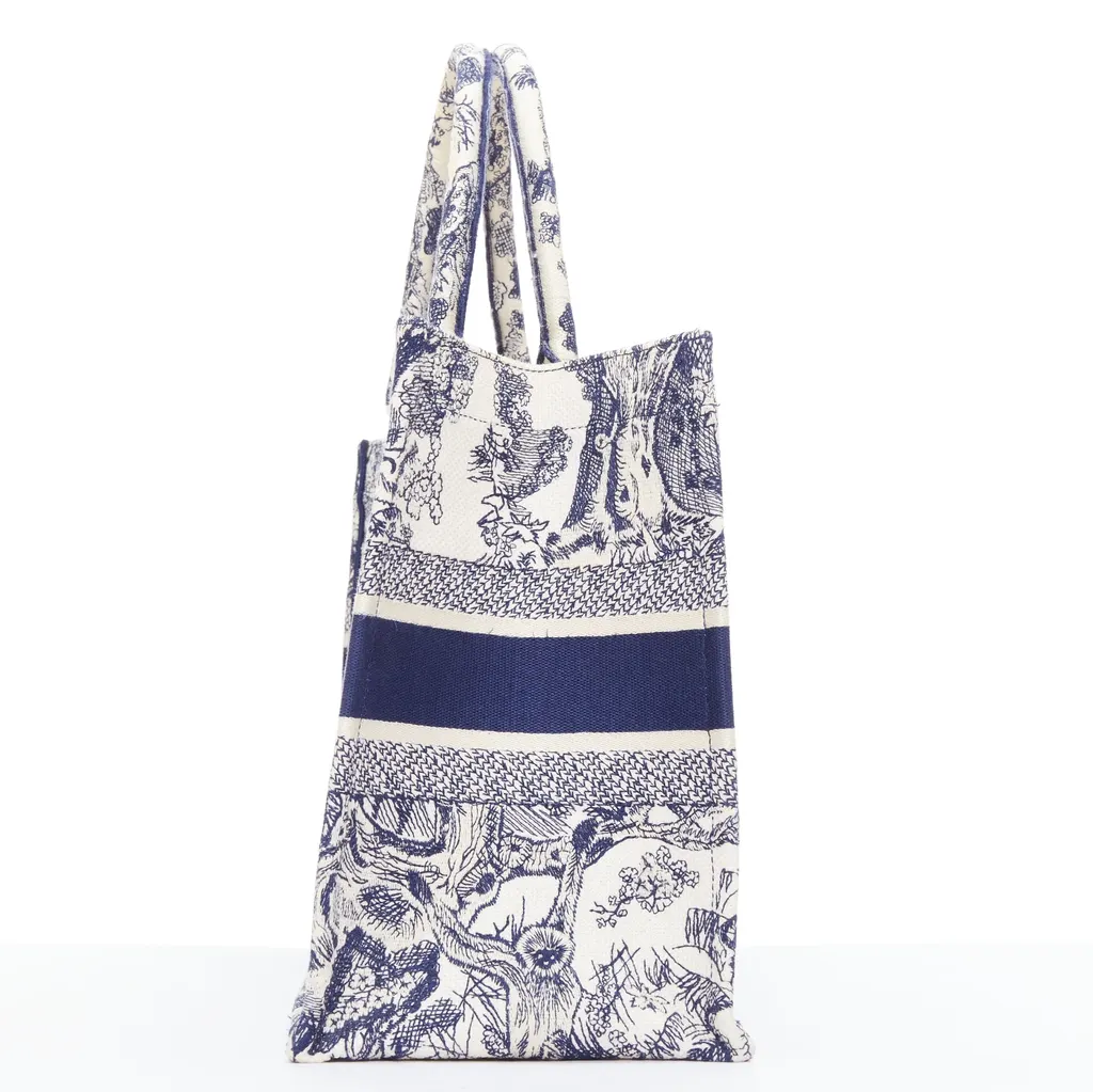 Dior Book Tote Navy Very good - Model View