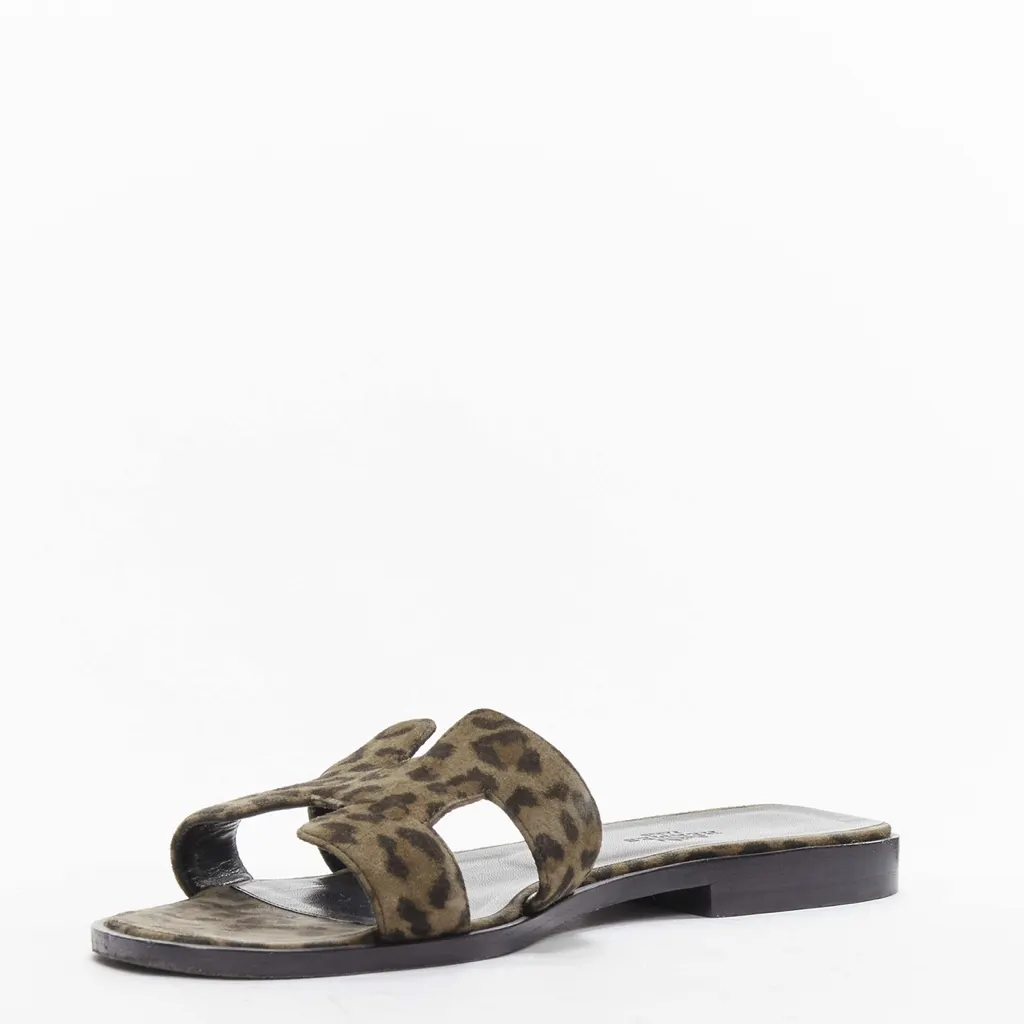 Hermès Leopard Print Sandals Brown Leather Good - Model View