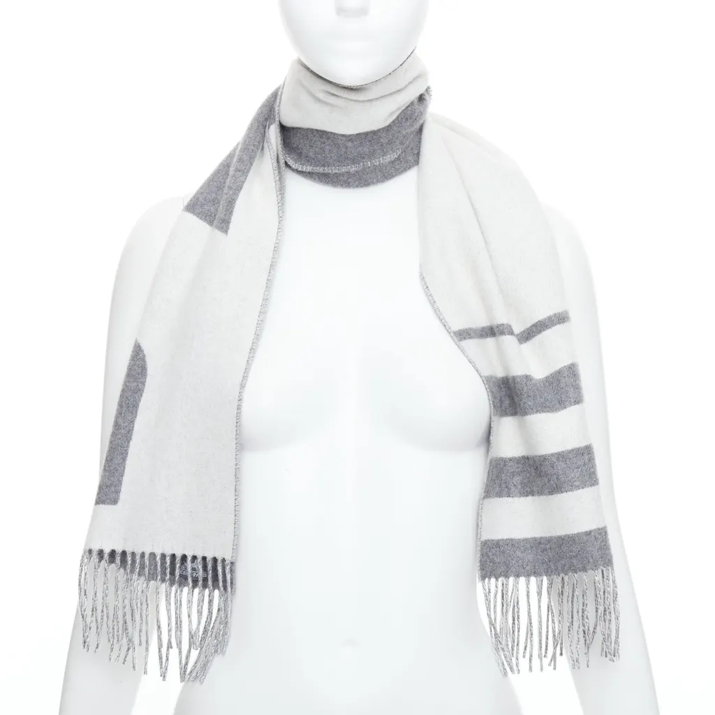 Hermès Horse Head Scarf Grey Cashmere Never worn - Front View