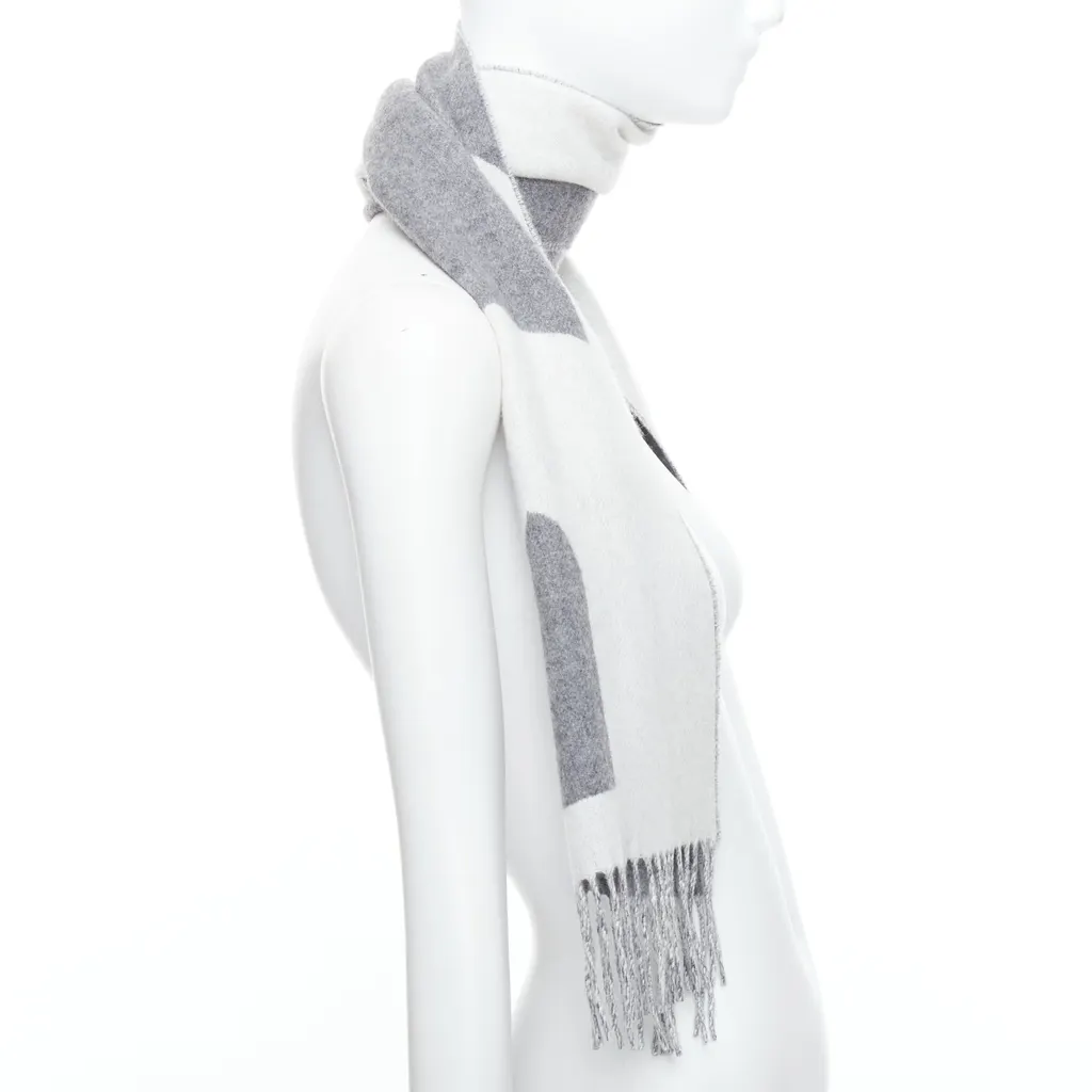 Hermès Horse Head Scarf Grey Cashmere Never worn - Model View