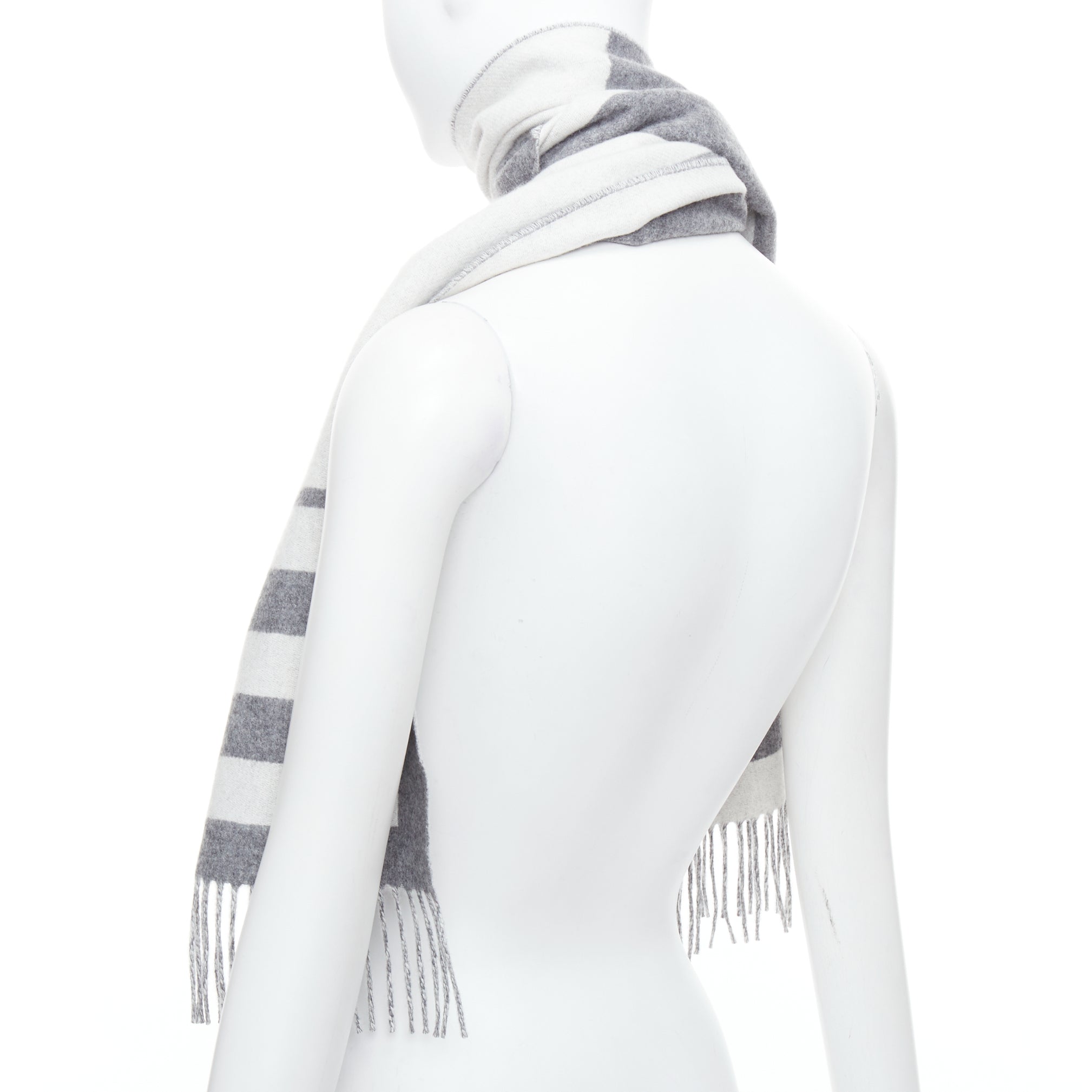 Hermès Horse Head Scarf - Detail 1