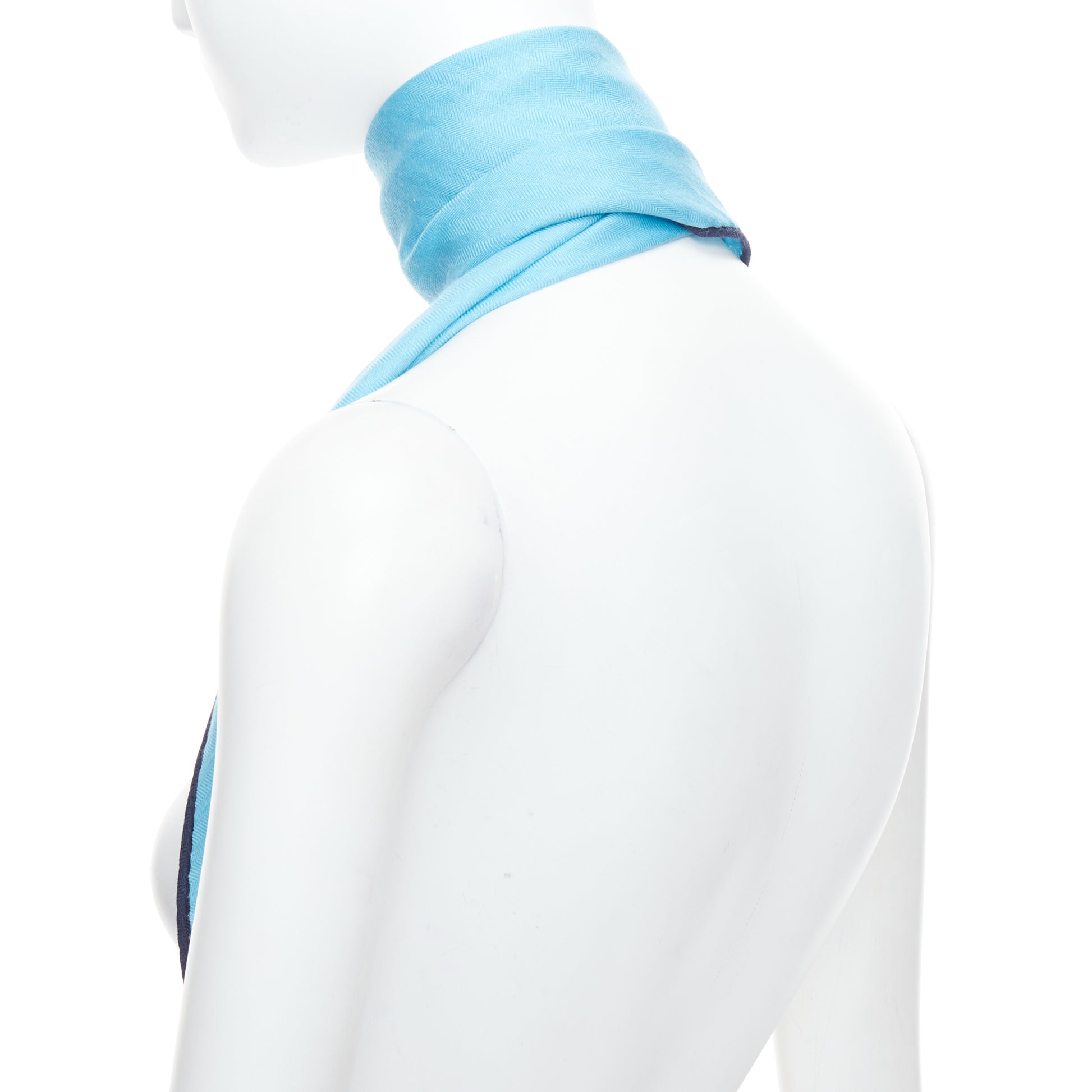 Hermès Infinity Circle Scarf - Detail 1