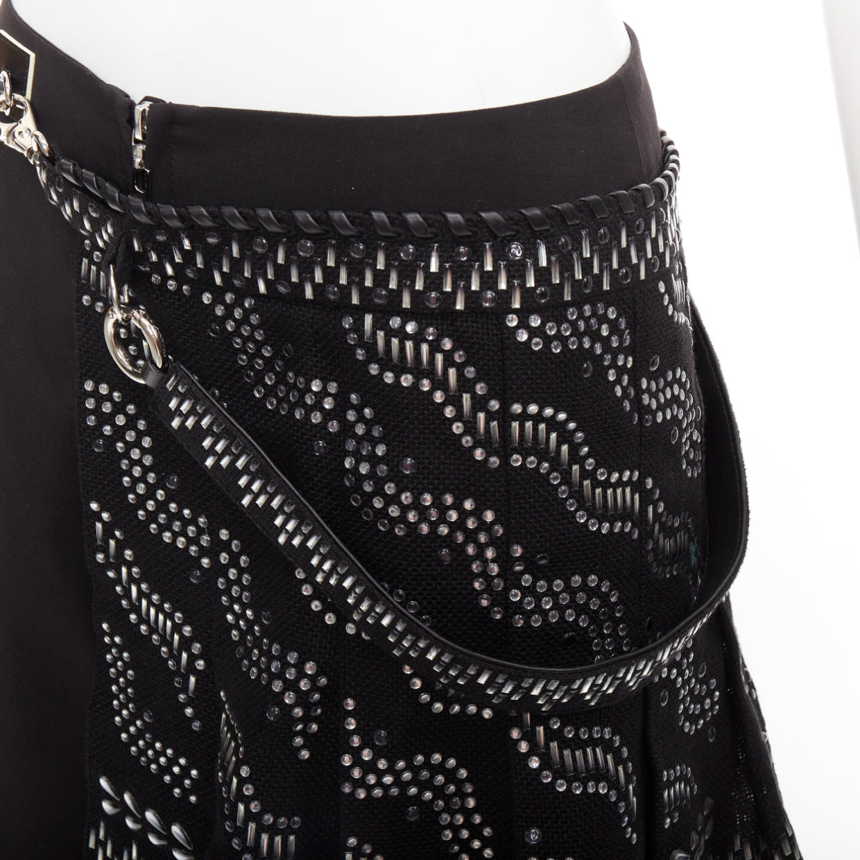 Louis Vuitton Lace Gothic Shorts - Detail 2