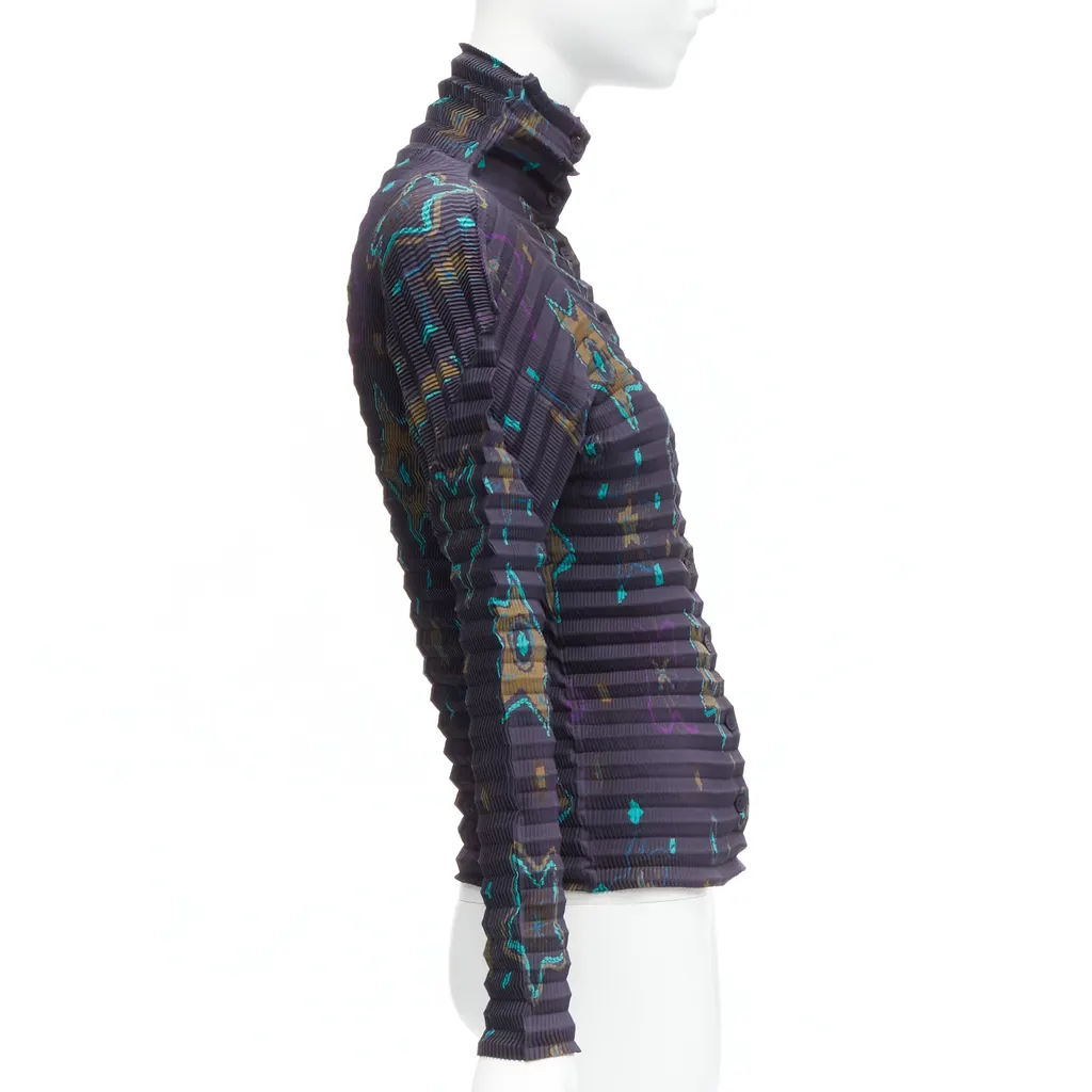 Pleats Please Star Collar Pleats Navy Polyester Never worn - Model View