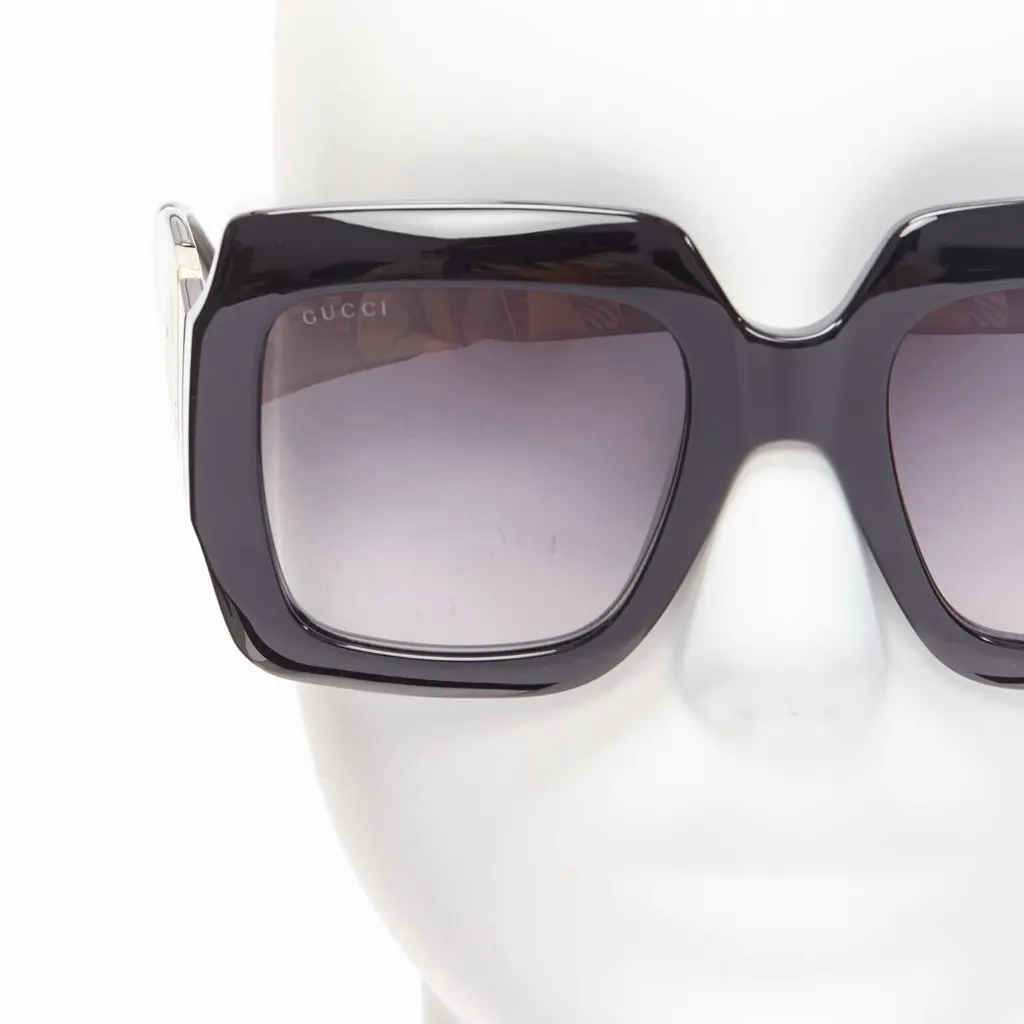 Gucci Gold Logo Glasses Black Very good - Model View