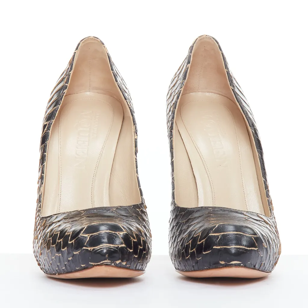 Alexander McQueen Scaled Leather Pumps Black Leather Very good - Inside View