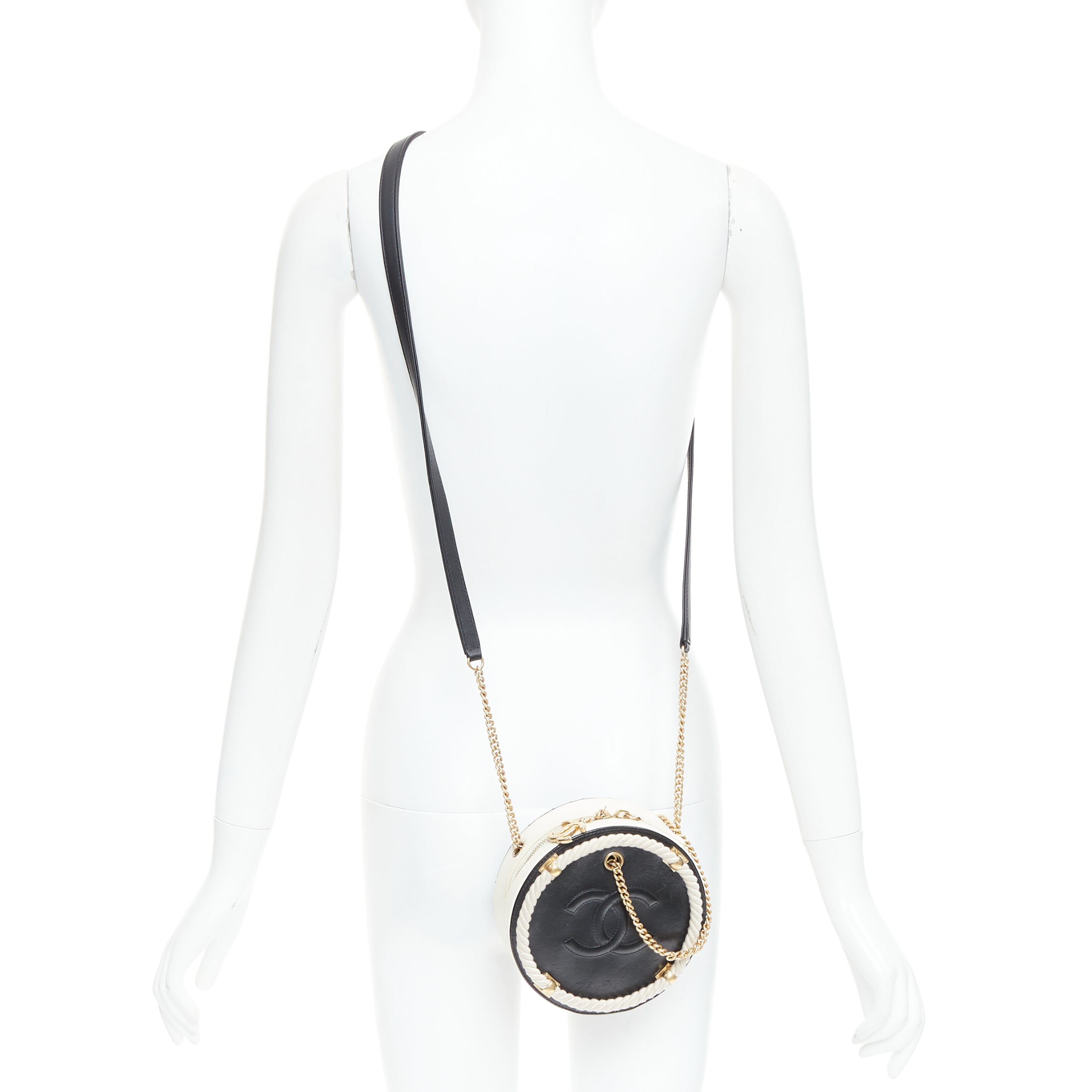 Chanel En Vogue Round - Back view