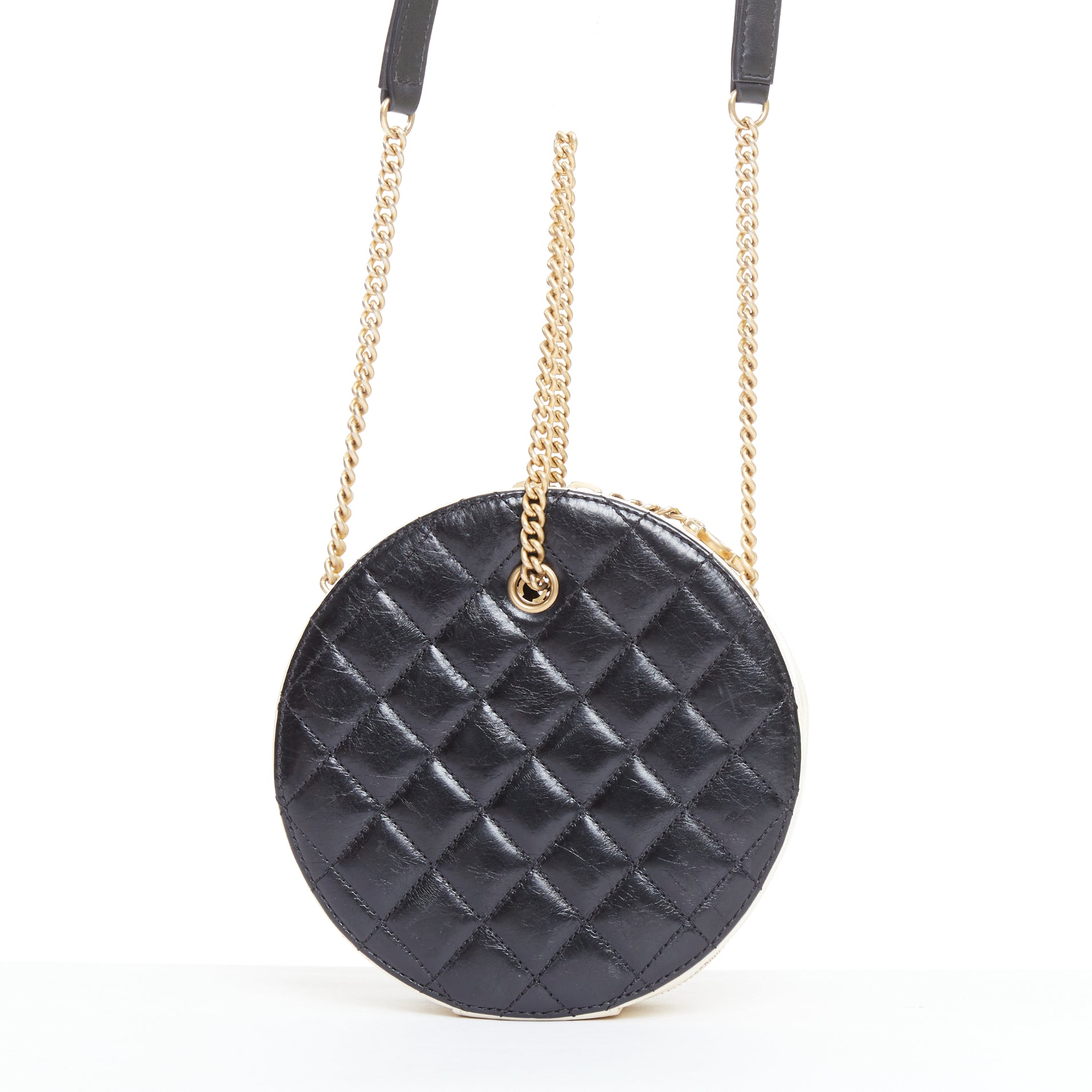 Chanel En Vogue Round - Side view