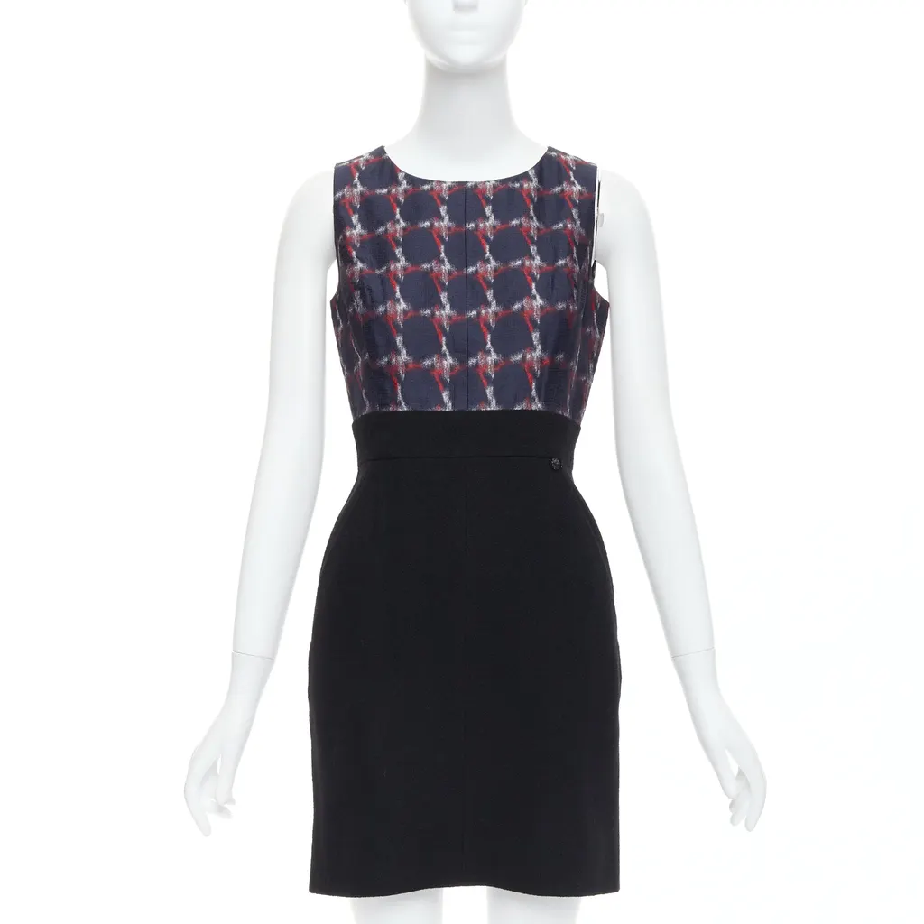 Chanel Houndstooth Shift Dress Black Wool Never worn - Front View