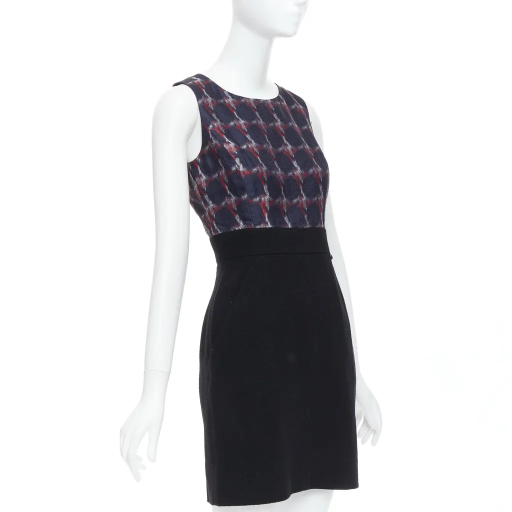 Chanel Houndstooth Shift Dress Black Wool Never worn - Inside View