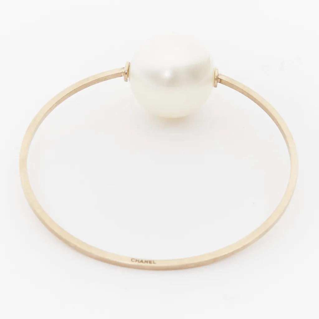 Chanel Orbital XL Pearl Bangle Beige Pearl Very good - Model View