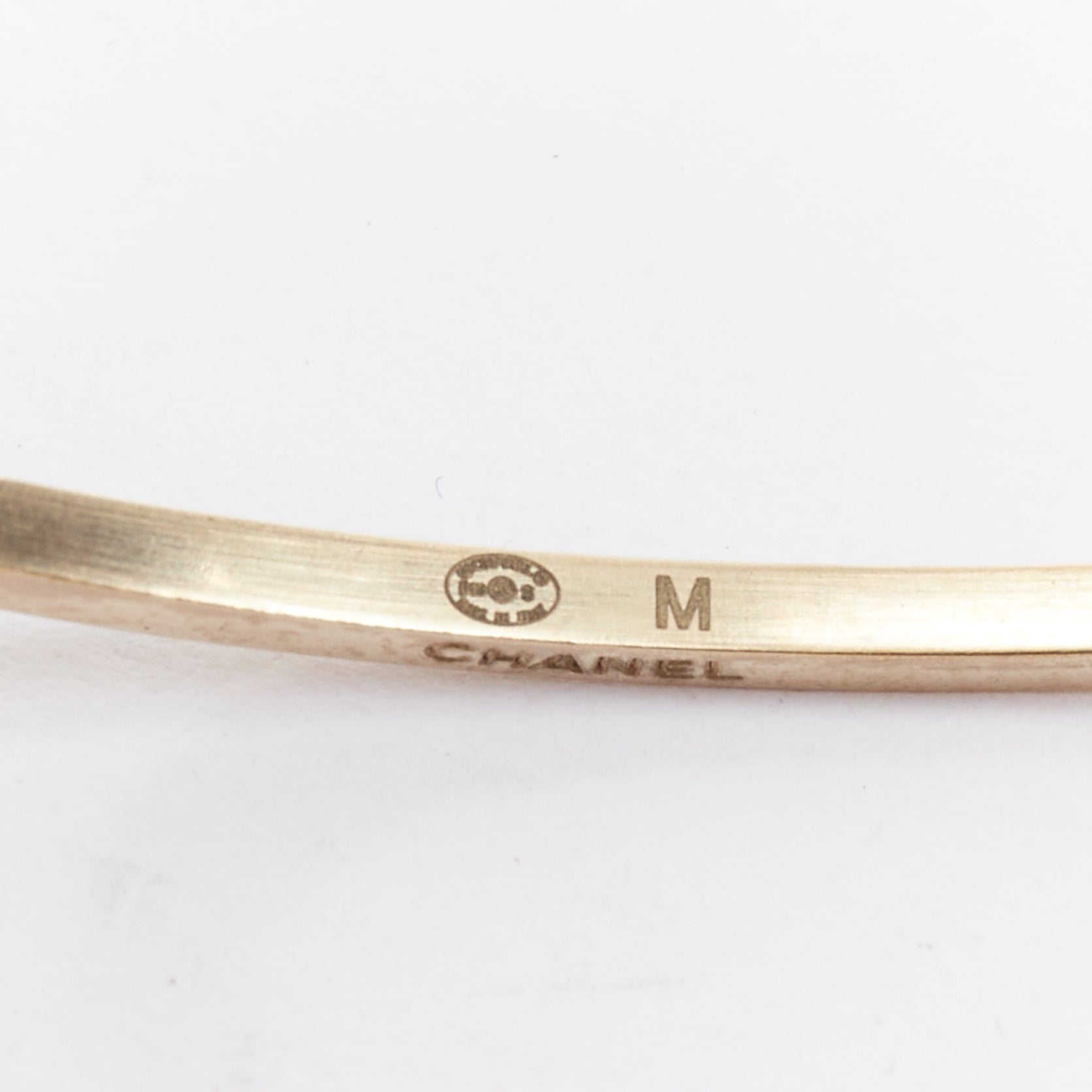 Chanel Orbital XL Pearl Bangle - Detail 1