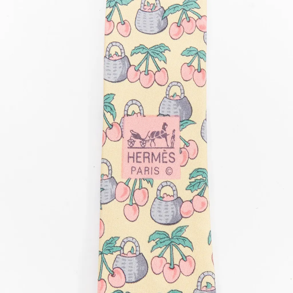 Hermès Cherry Basket Tie Beige Silk Very good - Model View