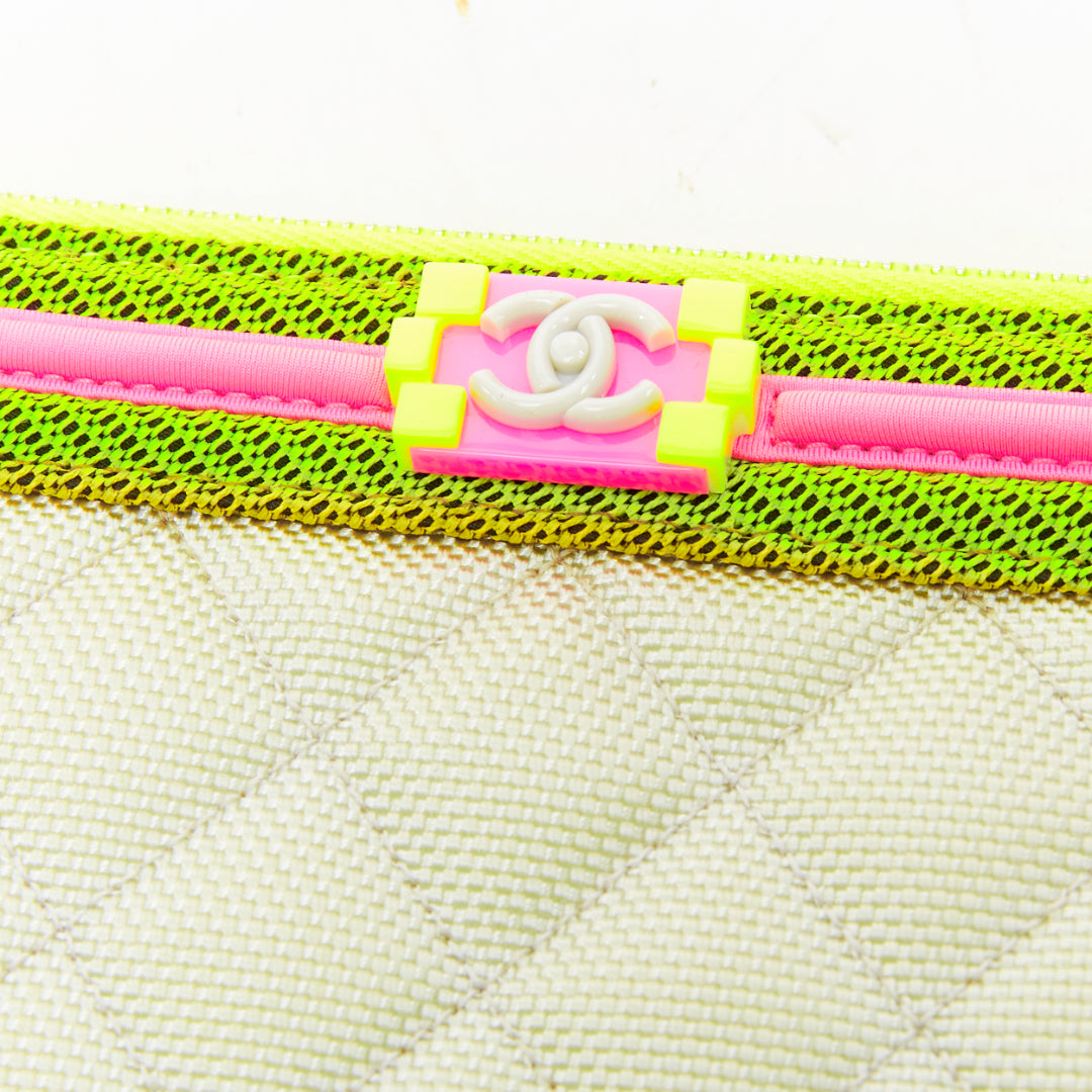 Chanel Fluo Boy O-case 16-17 - Detail 1