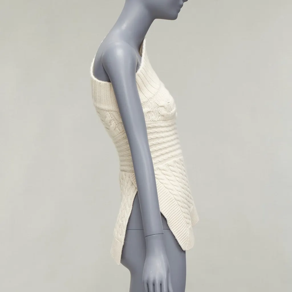 Burberry Cable Knit Pullover Beige Cashmere Never worn - Model View