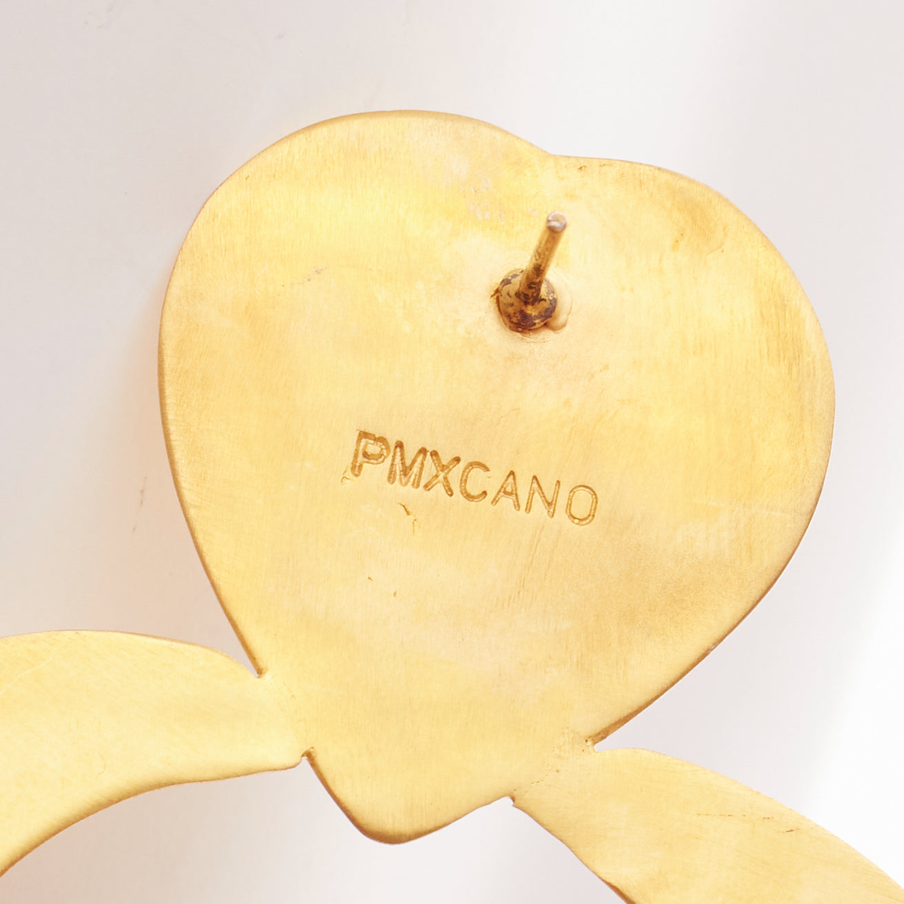 Unsigned / متعددة Heart Tassel Earrings - Detail 1