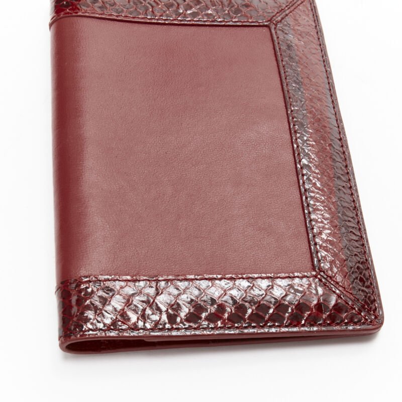 Unsigned / متعددة Leather Passport Holder - Detail 2