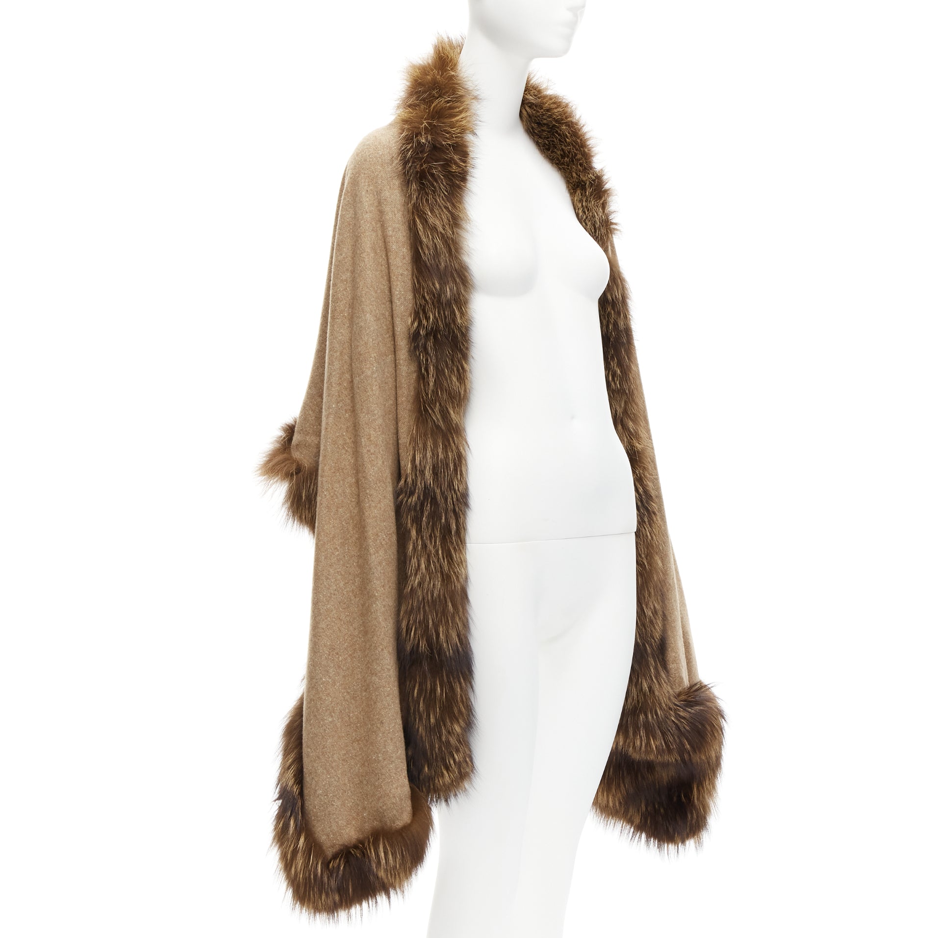 Unsigned / متعددة Fur Trim Shawl