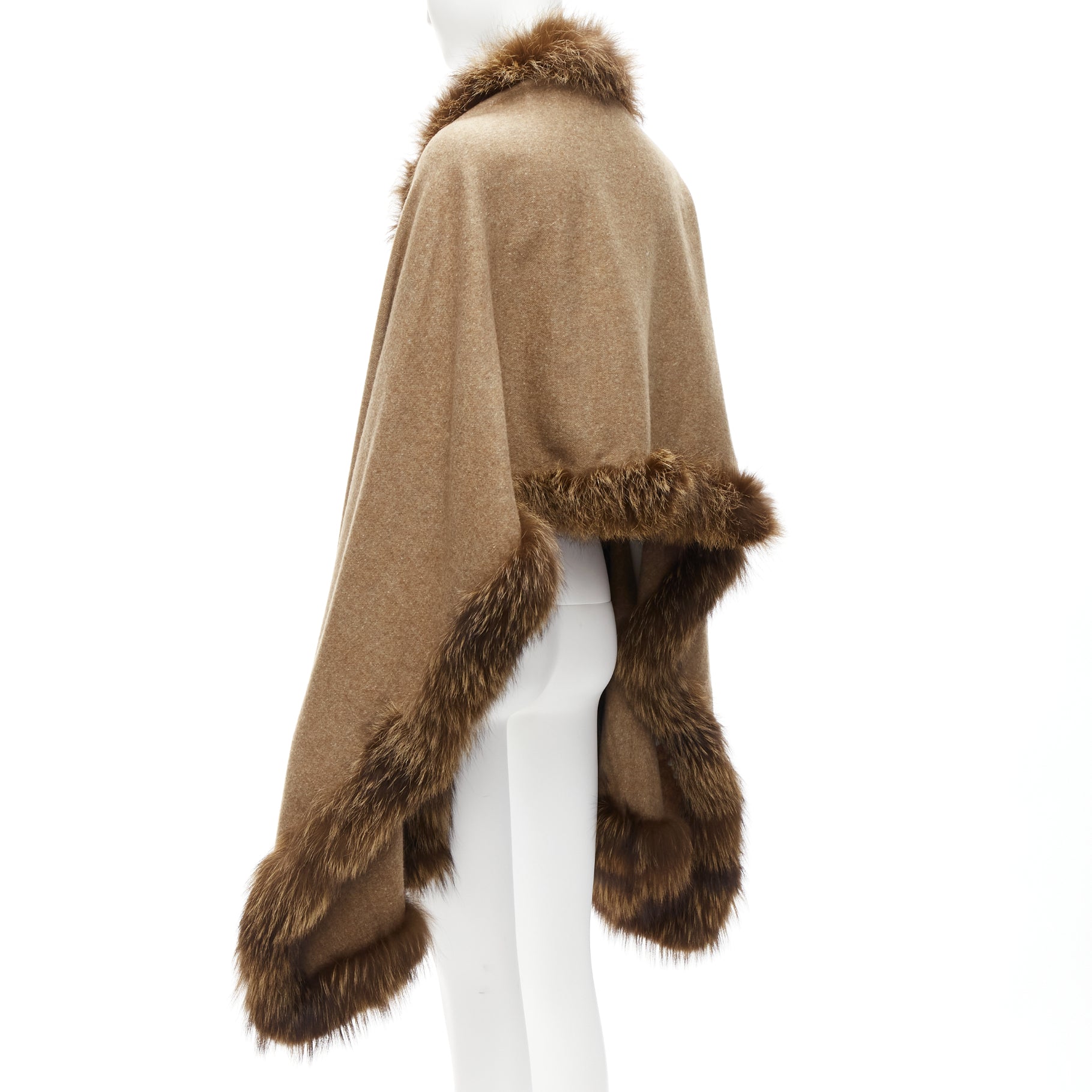 Unsigned / متعددة Fur Trim Shawl - Side view