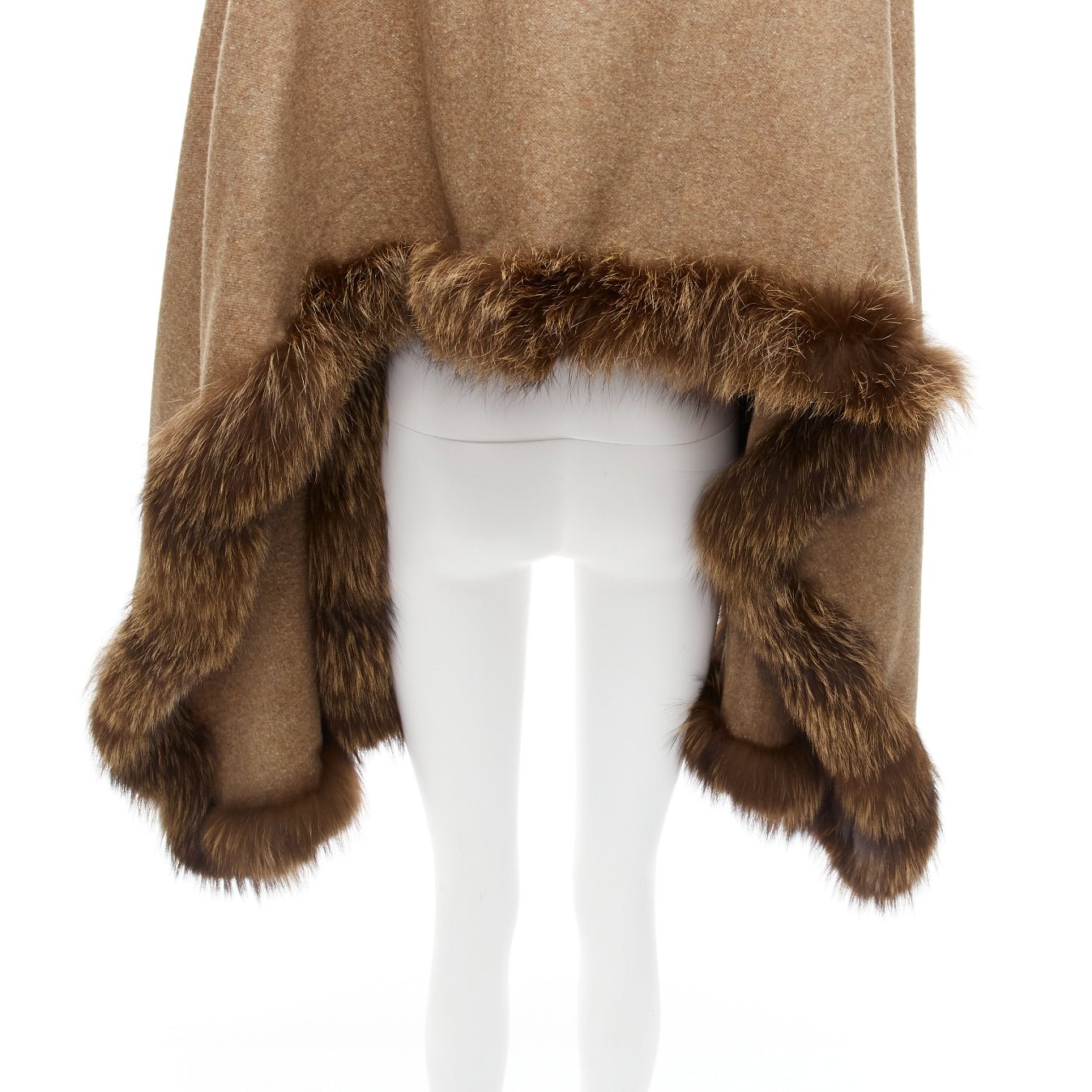 Unsigned / متعددة Fur Trim Shawl - Detail 1