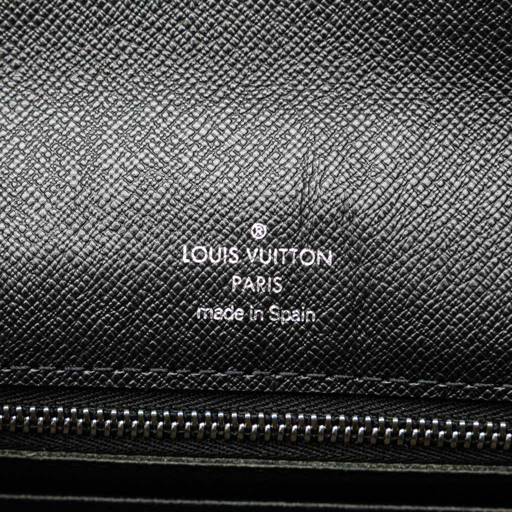 Louis Vuitton Taiga Selenga - Side view