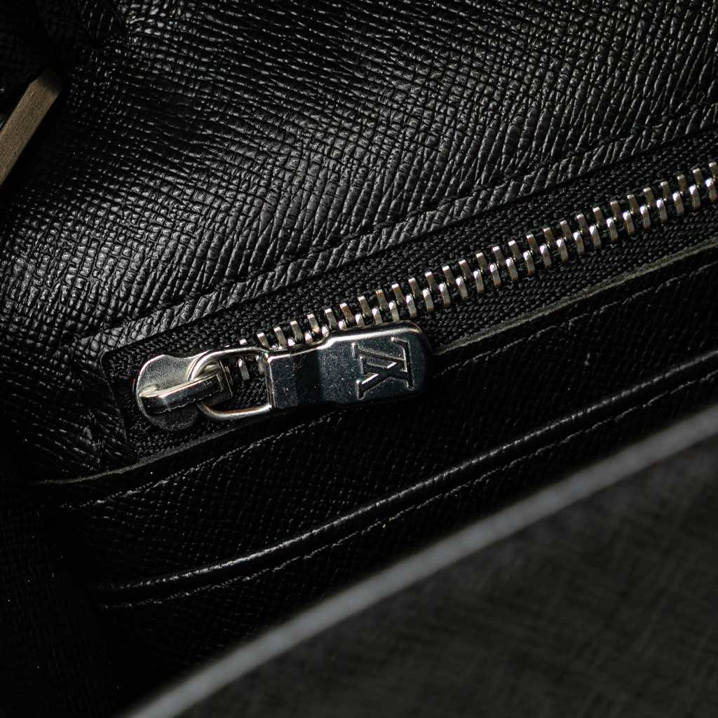 Louis Vuitton Taiga Selenga - Detail 2