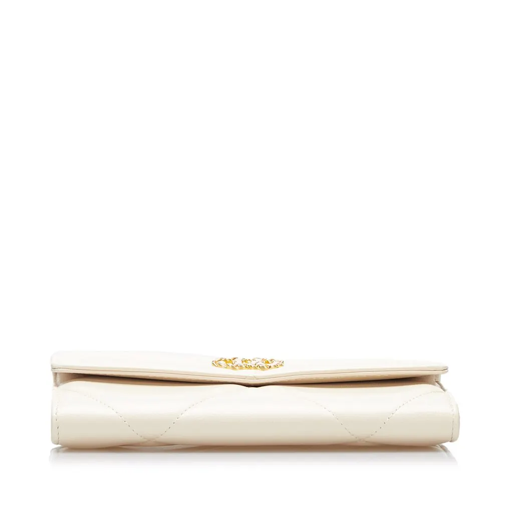 Chanel 19 Flap Continental Wallet White Leather Fair - Model View