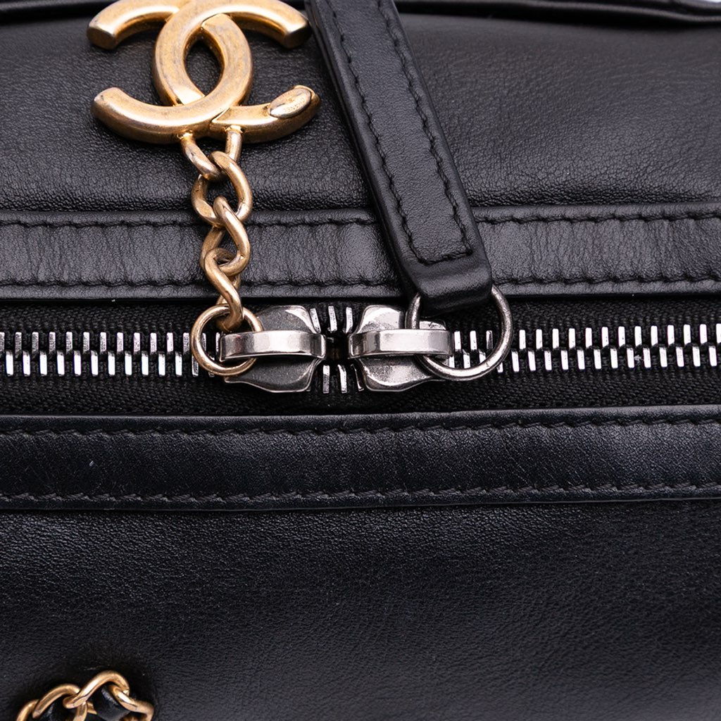 Chanel Calfskin Signature Chain 20s Bowling Bag - Detail 2