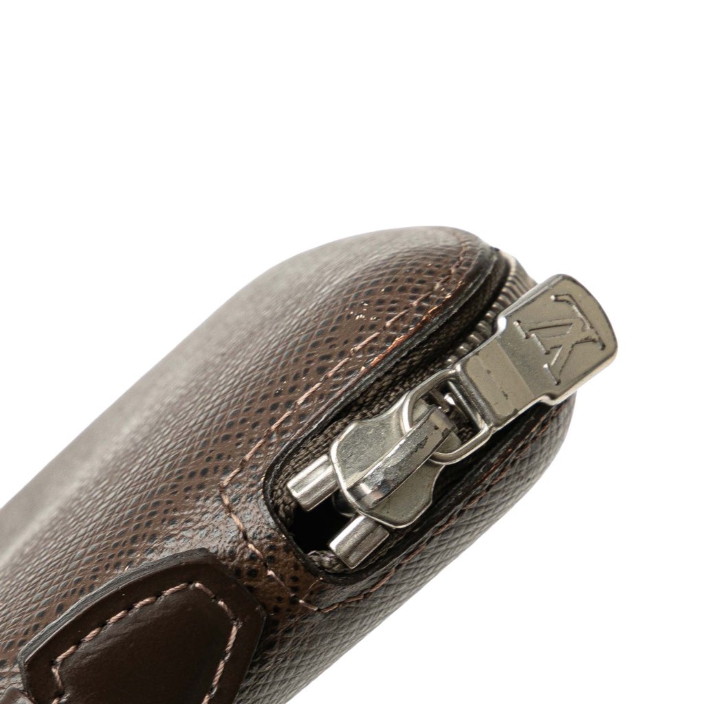 Louis Vuitton Taiga Atoll Organizer - Image 12