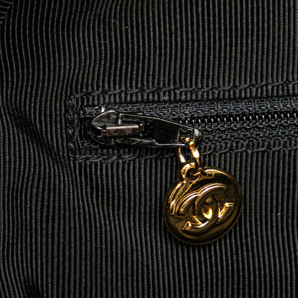 Chanel Triple CC Caviar Shoulder Bag - Detail 2