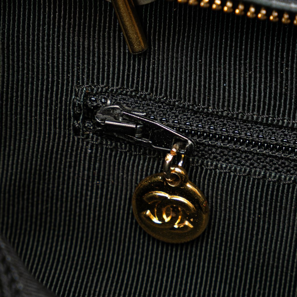 Chanel Triple CC Caviar Shoulder Bag - Detail 2