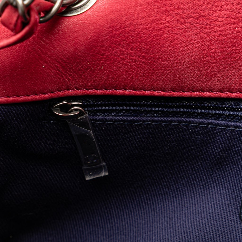 Chanel Small Iridescent Calfskin New Bubble Flap - Detail 2