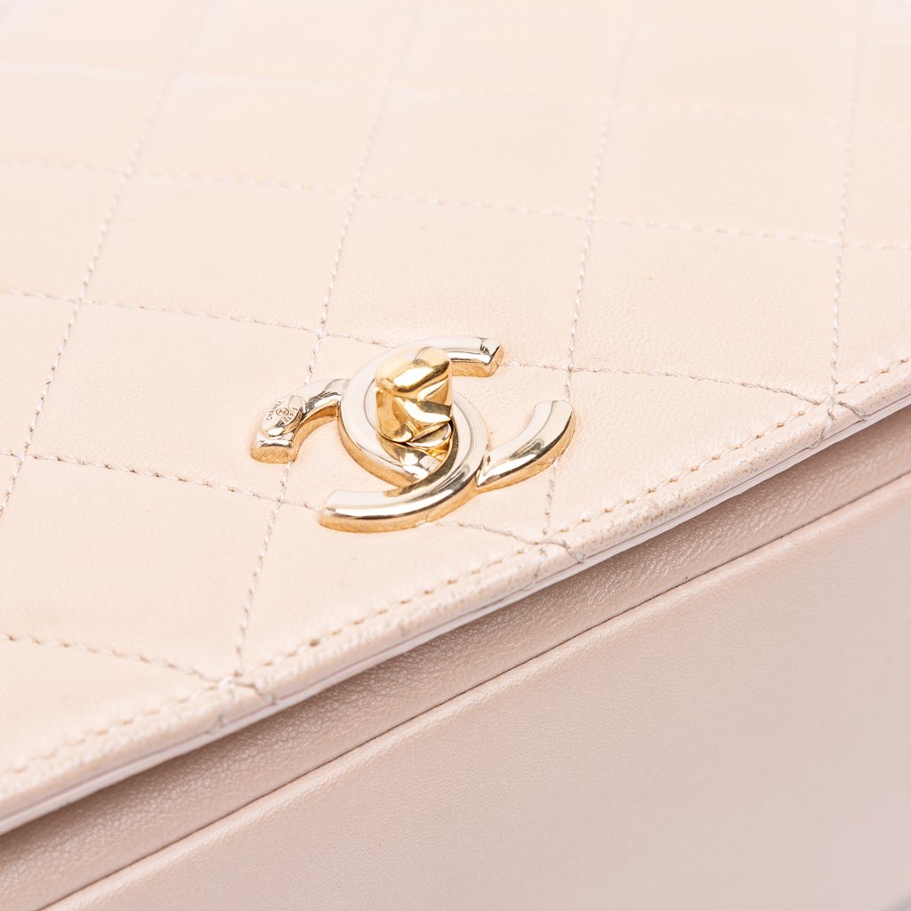 Chanel Medium Quilted Lambskin Carry Chic Flap - Detail 2
