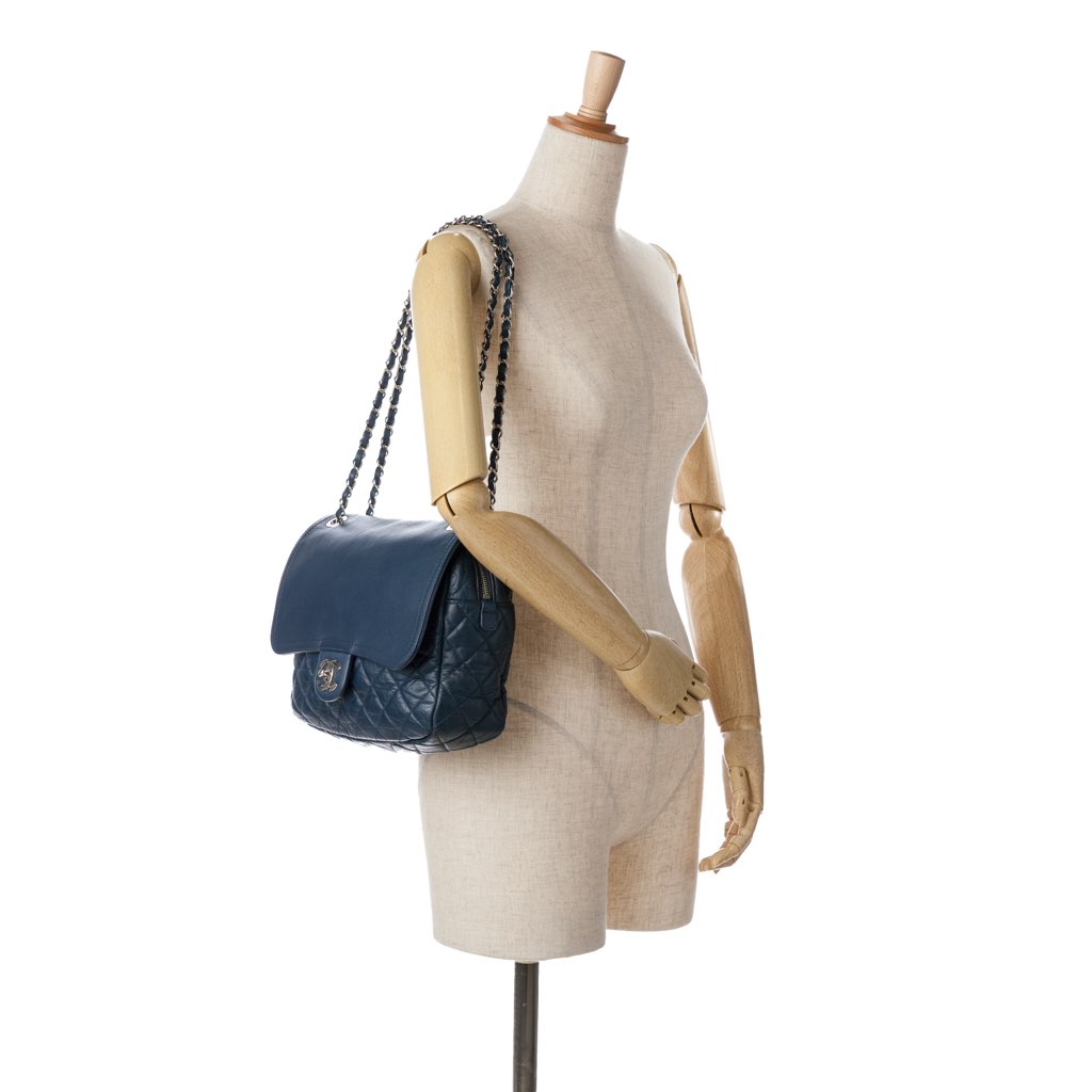 Chanel Quilted Calfskin Easy Zip Flap - Image 12