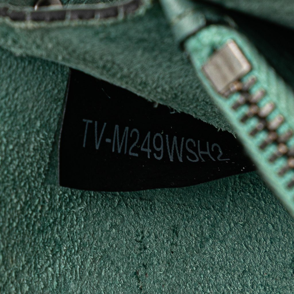 Valentino Pebbled Calfskin Rockstud Wallet On Chain - Detail 2