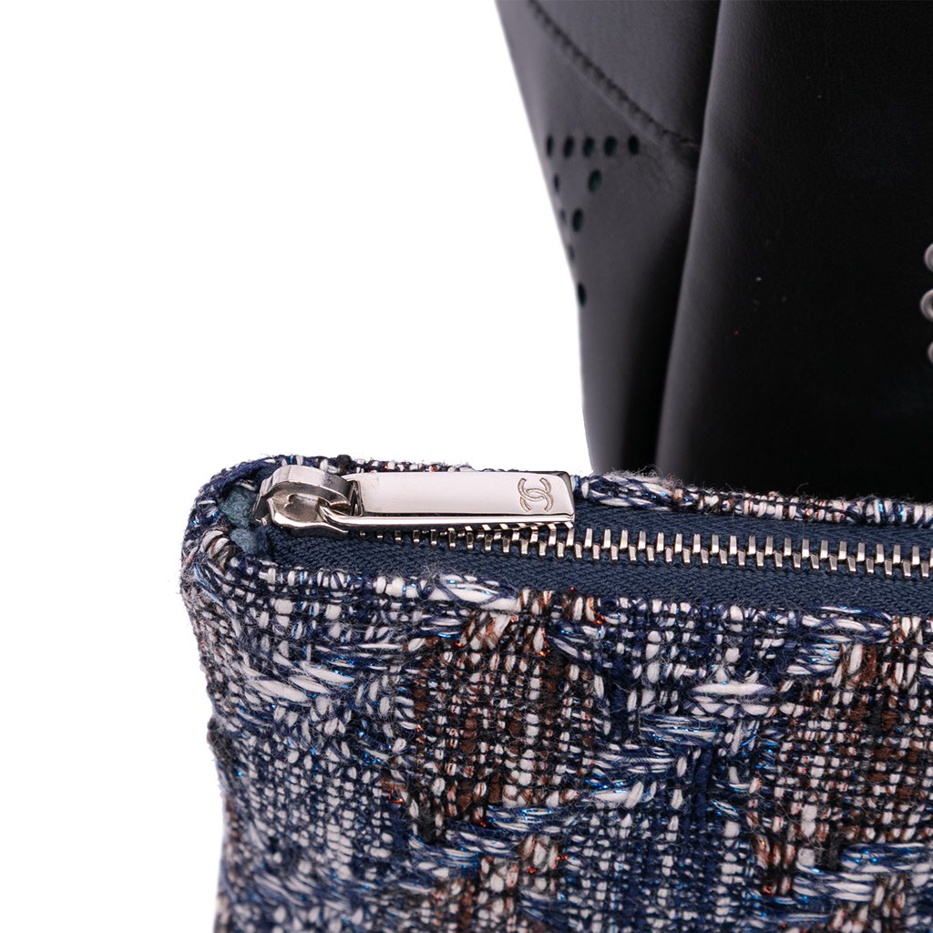 Chanel Calfskin and Tweed Small Piercing Light Bucket Bag - Detail 2
