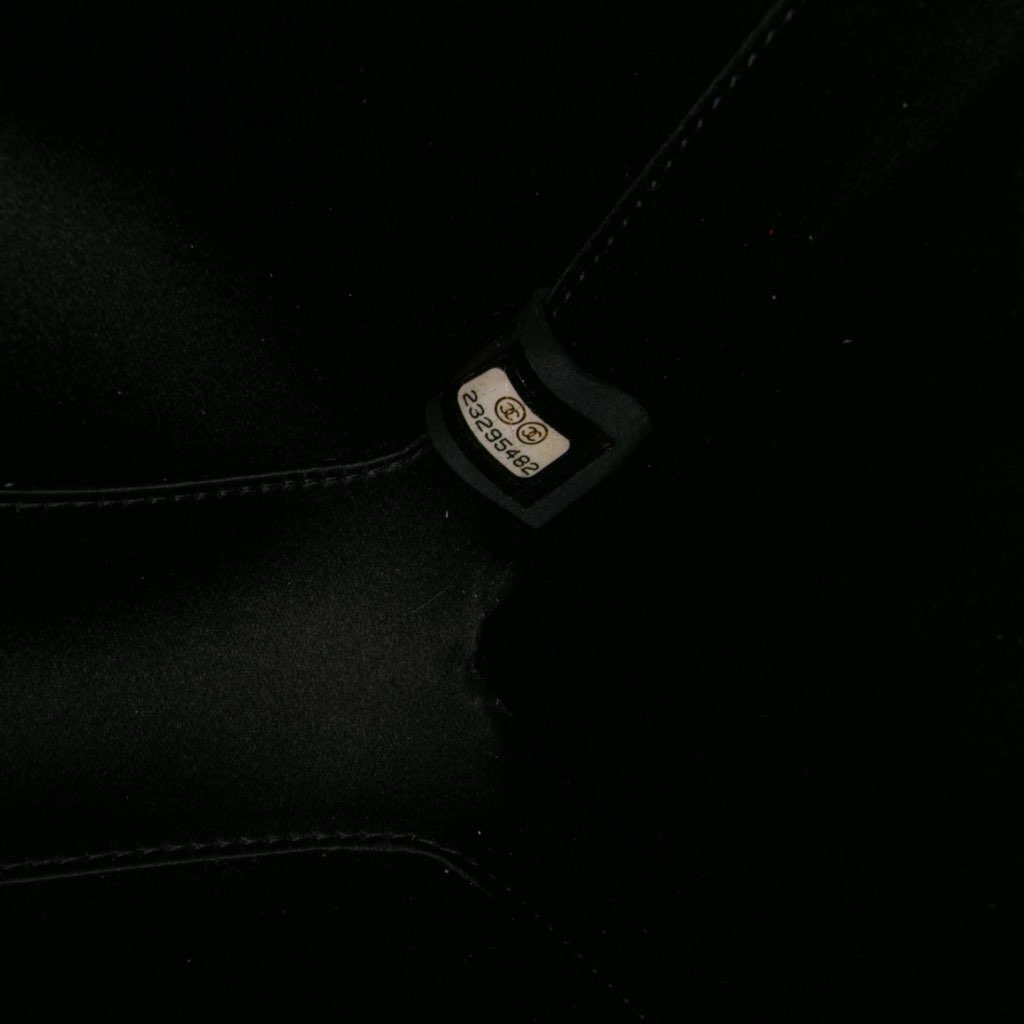 Chanel Chevron Lambskin Chain Around Clutch on Chain - Detail 1